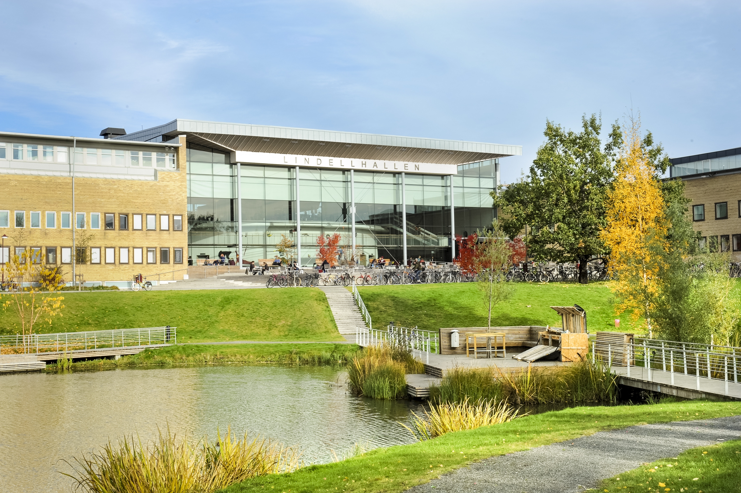 Lindellhallen, campus, Umeå Universitet; höst, exteriör