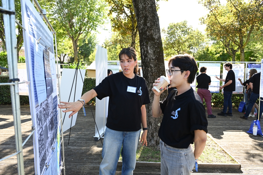 The poster session by Lake Iseo offered a truly unique atmosphere for scientific exchange. Photo by Federico Sbardolini
